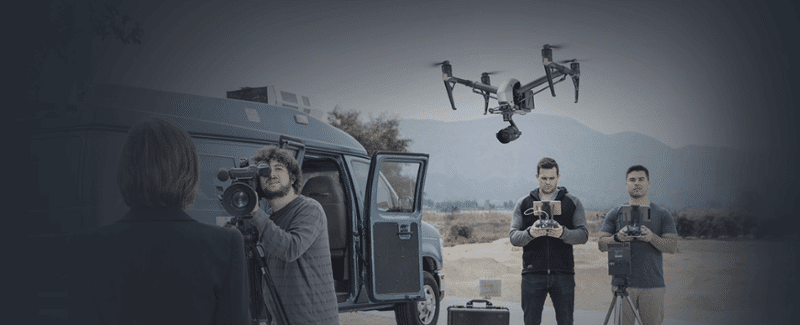 Die DJI Inspire wird von 2 Personen gesteuert, einer lenkt die Drohne und einer bedient die Kamera.